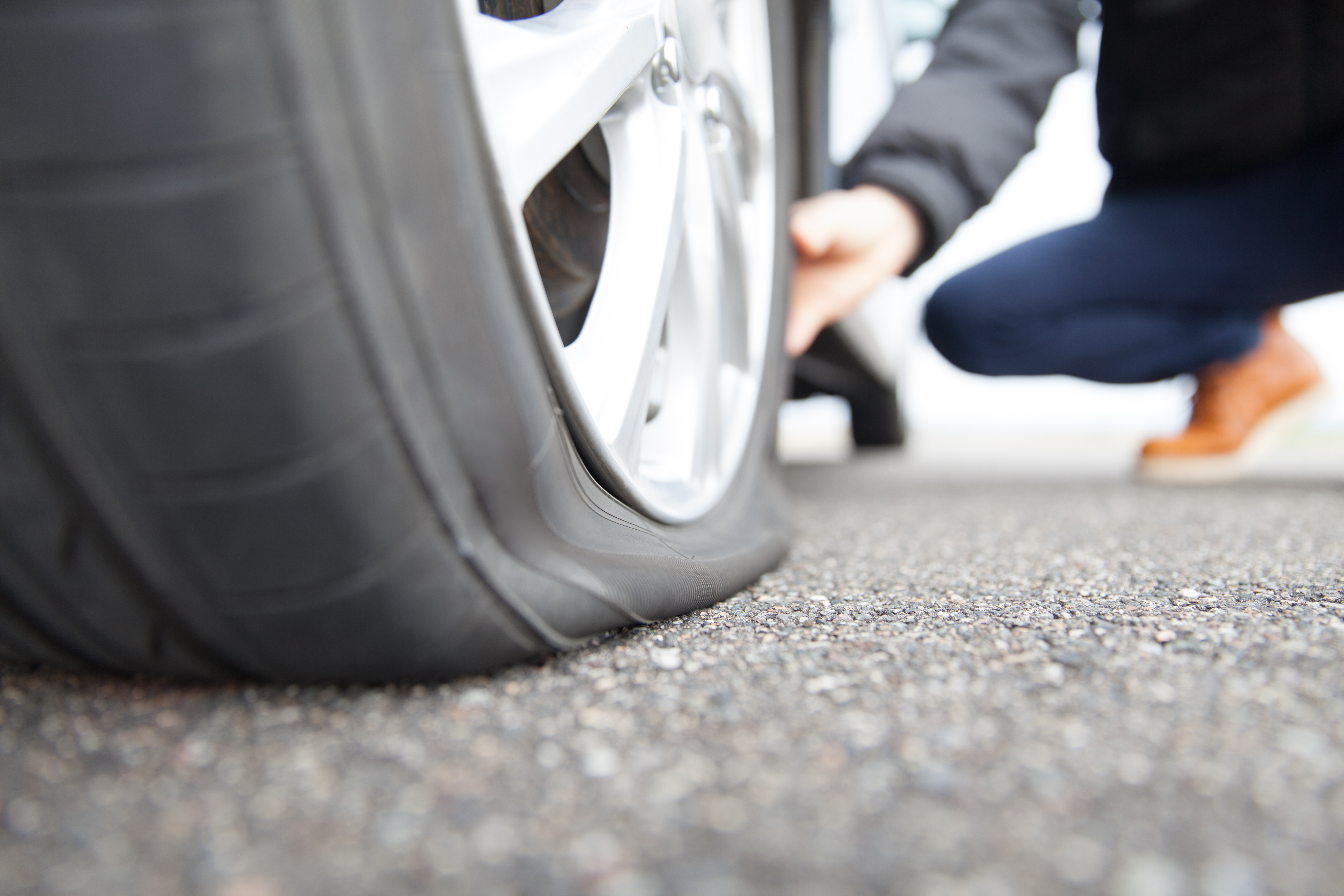 Tires done. Спущенное колесо. Прокол колеса в дороге. Сдутые колеса на машине. Спустило колесо на машине.