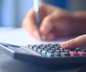 Woman's hands counts on the calculator