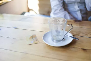 How to Pay a Restaurant Bill With a Credit Cardcredit card to pay coffee