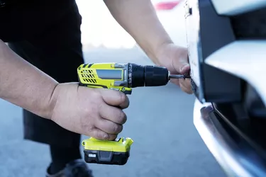 using wireless power drill to  car plate installation