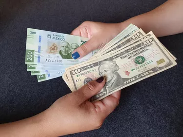 Convert 100 USD dollar in Philippine Piso today - USD to PHP