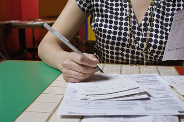 woman doing bills at restaurant