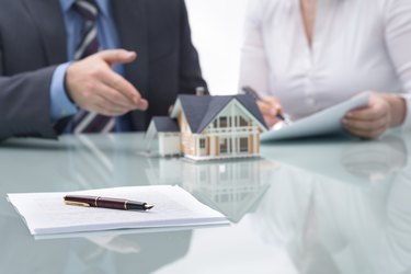 Discussion with a real estate agent