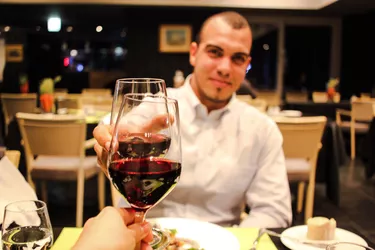 dating man wine