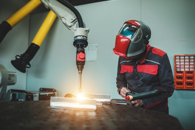 Welding technician Control the operation of the robot welding machine