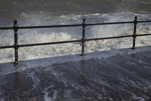 L'eau s'écrase sur le rail