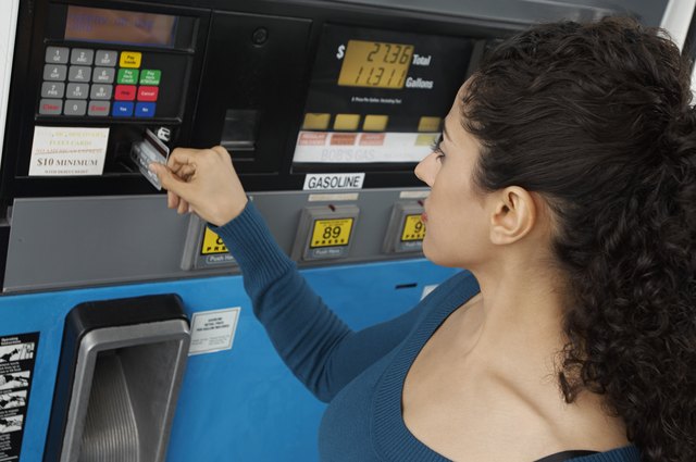 Cómo usar una tarjeta de crédito para GasWoman que paga con tarjeta de crédito en el surtidor de gasolina