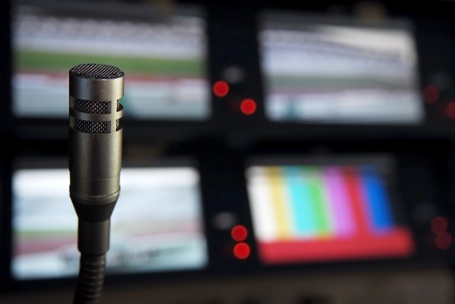 benefits-salary-of-a-sports-commentator-sapling